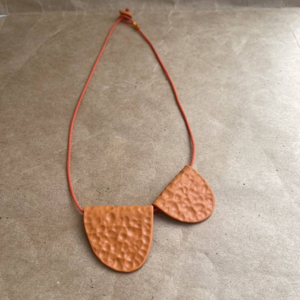 AMANI NECKLACE COGNAC